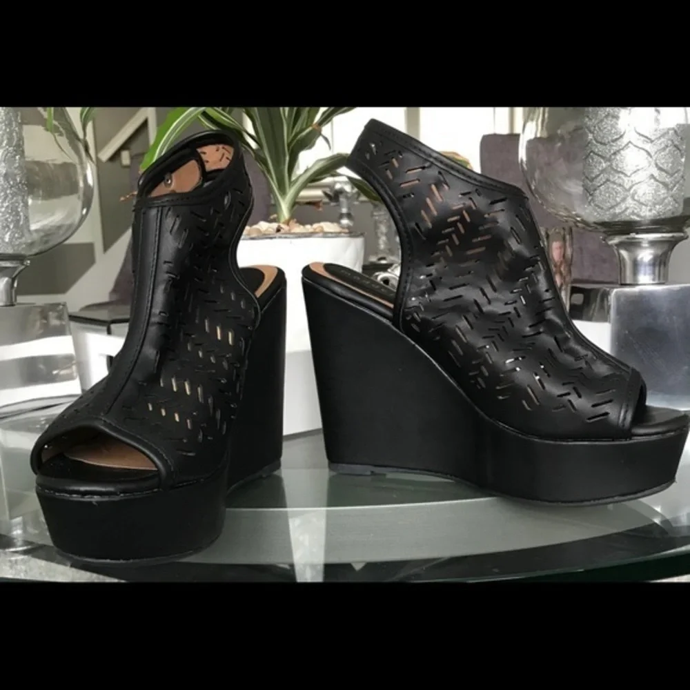 *SOLad*💜Madden Girl Black Peep Toe Bootie Wedges Sz 6 - Picture 5 of 7